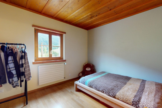 zimmer / schlafzimmer mit kühler, parkettboden, holzdecke, und natürliches licht