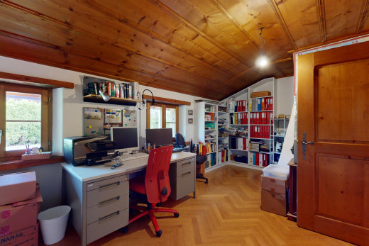 büro mit parkettboden, holzdecke, fernsehen, und dachschräge