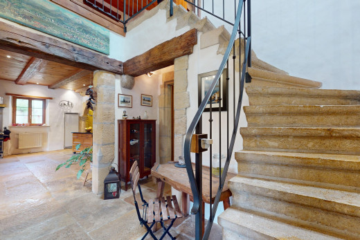 treppe mit fliesenboden, balkendecke, natürliches licht, und holzdecke