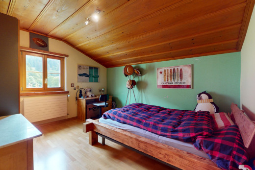 zimmer / schlafzimmer mit parkettboden, dachschräge, natürliches licht, niedrige decke, und holzdecke