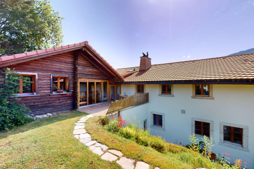 außenansicht mit rasen