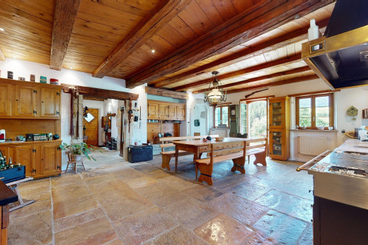 innenraum mit balkendecke, fliesenboden, kühler, und natürliches licht