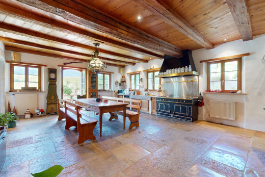 esszimmer mit fliesenboden, kühler, balkendecke, und natürliches licht