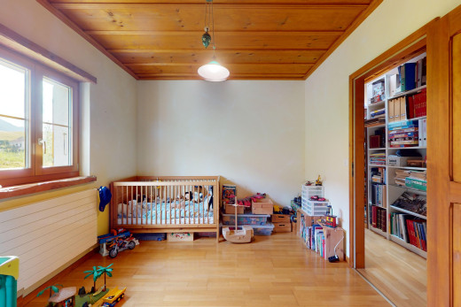 zimmer / schlafzimmer mit parkettboden, holzdecke, kinderzimmer, und natürliches licht