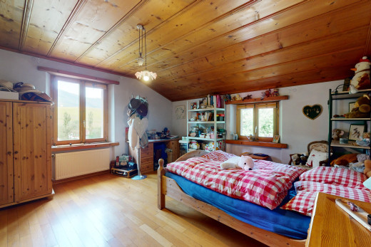 zimmer / schlafzimmer mit parkettboden, holzdecke, kühler, und natürliches licht
