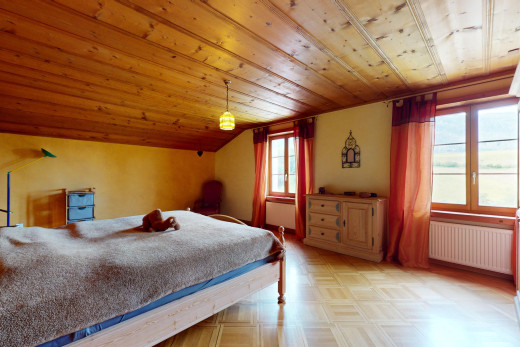zimmer / schlafzimmer mit dachschräge, holzdecke, kühler, und natürliches licht