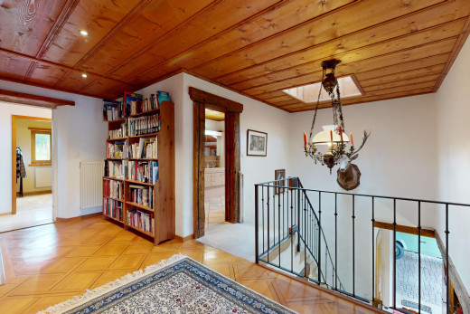 halle / korridor mit holzdecke, dachfenster, natürliches licht, parkettboden, und kühler