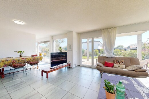 wohnzimmer mit drywall, gipskartonwand, fernseher, natural light, und natürliches licht