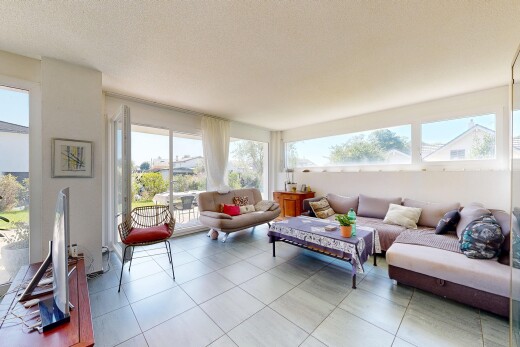 wohnzimmer mit day time, natürliches licht, natural light, fliesenboden, und tile floor