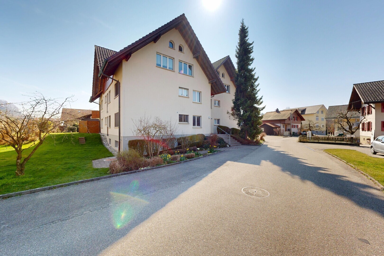 façade avec day time, pelouse, bardage en stuc, residential view, et vue résidentielle