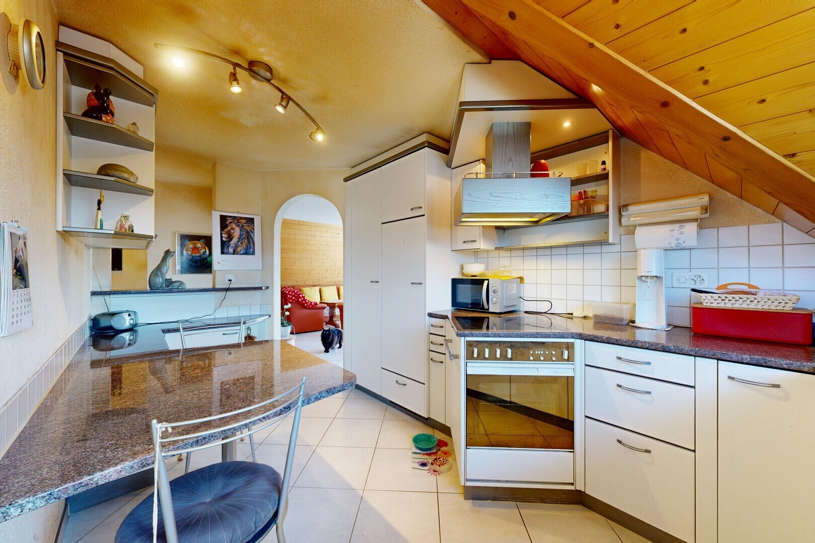 cuisine avec étagères ouvertes, open shelves, light floor, dark countertops, et dosseret
