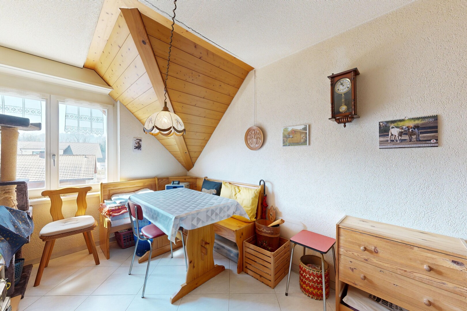 esszimmer mit inside property, natürliches licht, natural light, dachschräge, und vaulted ceiling