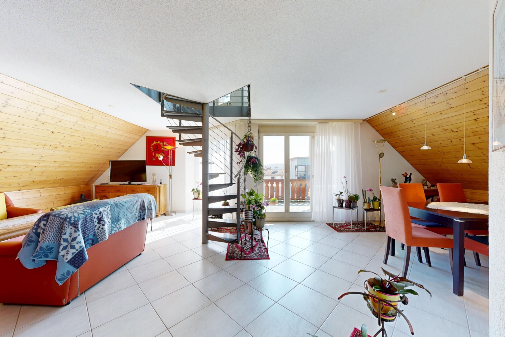wohn- / esszimmer mit inside property, vaulted ceiling, dachschräge, treppen, und low ceiling