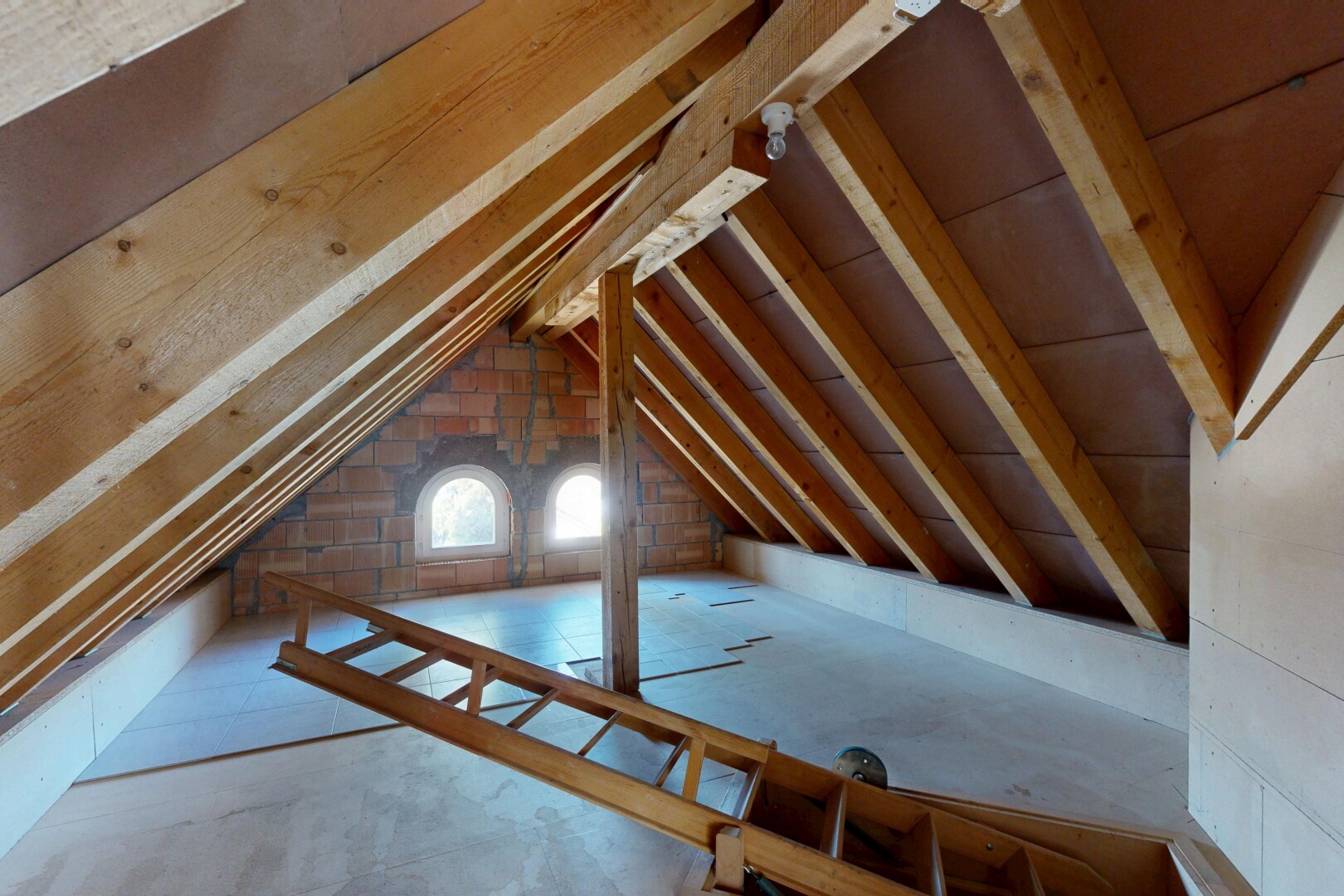 einzelheiten mit attic, attic / basement / garage, window, floor, und inside property