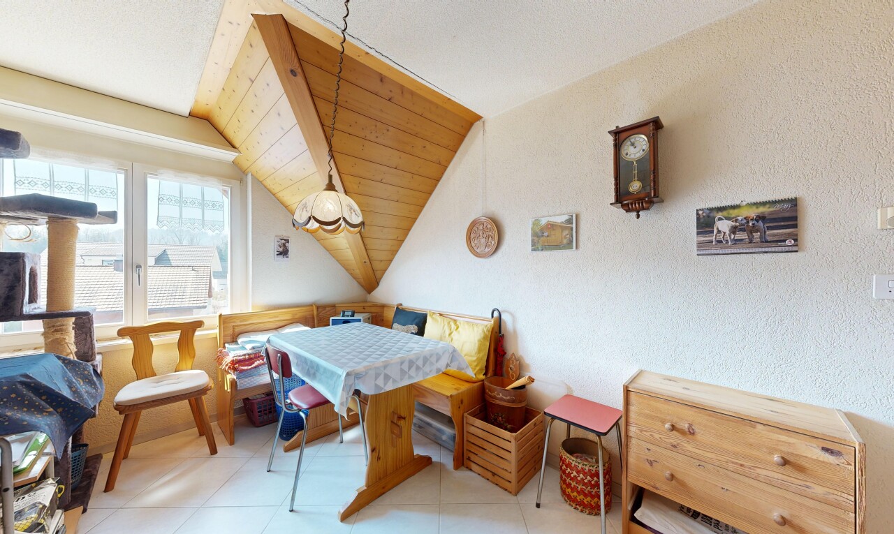 esszimmer mit inside property, natürliches licht, natural light, dachschräge, und vaulted ceiling