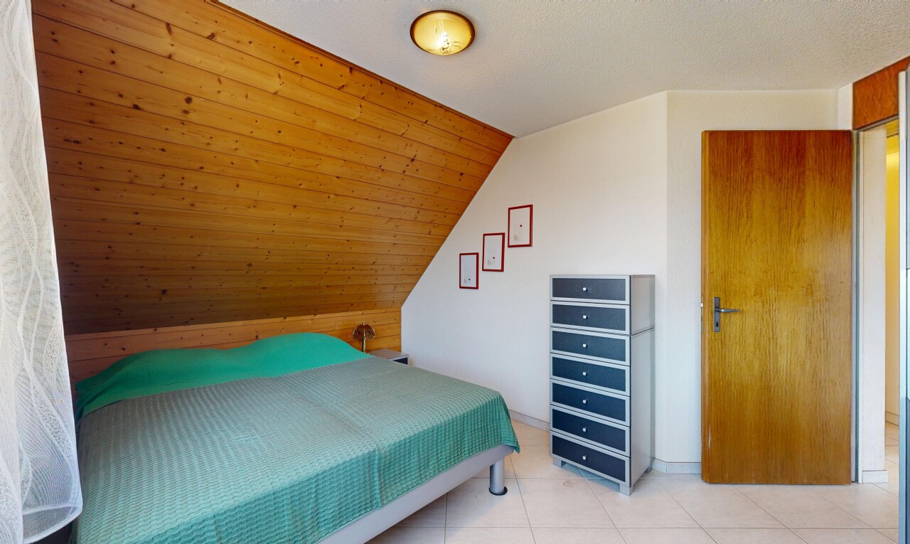 zimmer / schlafzimmer mit dachschräge, vaulted ceiling, zusätzliches zimmer, gipskartonwand, und drywall