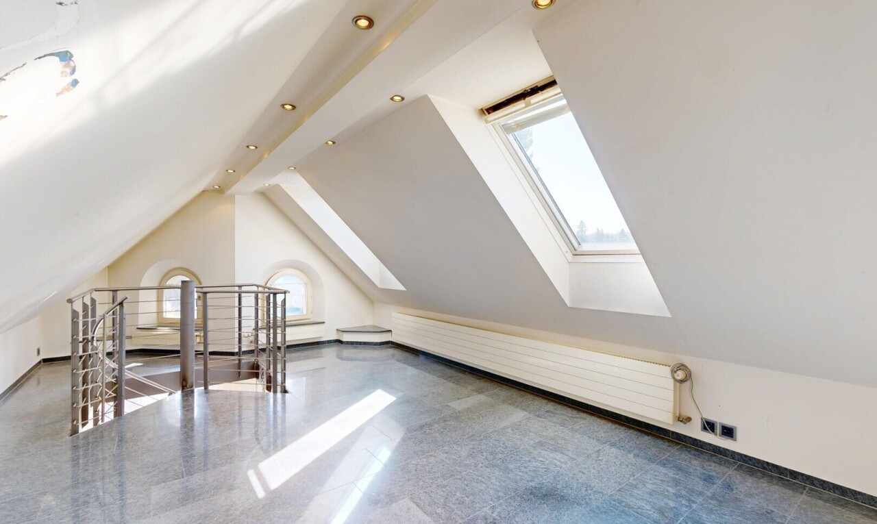 pièce vide avec cloison sèche, drywall, lumière naturelle, natural light, et plafond bas