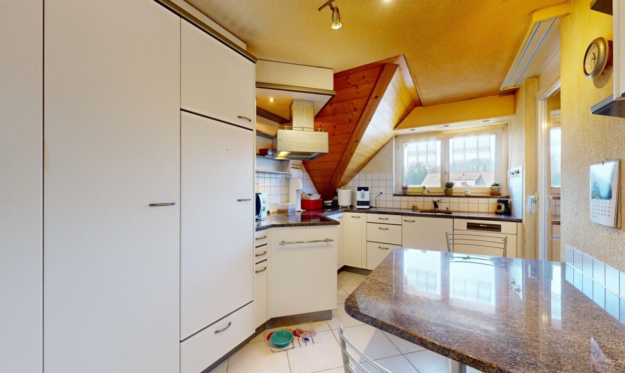 cuisine avec light floor, inside property, dark countertops, hotte, et backsplash