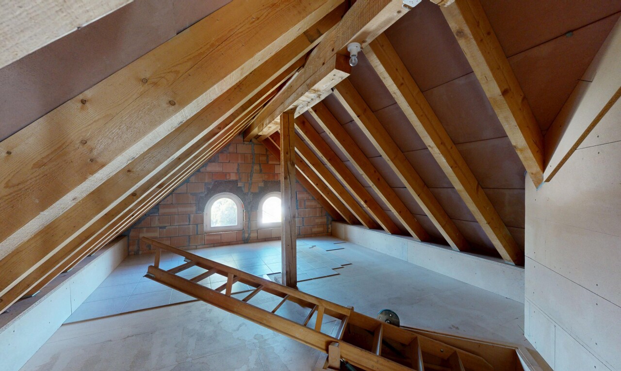 einzelheiten mit attic, attic / basement / garage, window, floor, und inside property