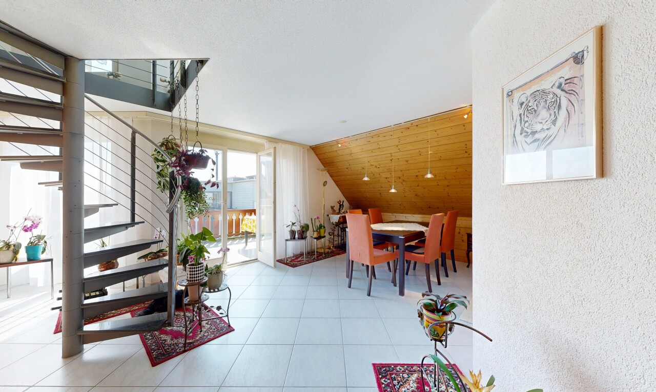 rezeption / lobby mit vaulted ceiling, inside property, natural light, low ceiling, und treppen