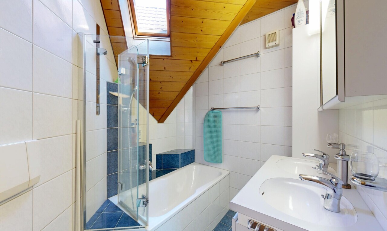 salle de bains avec miroir, tile wall, mur en carrelage, inside property, et wood ceiling