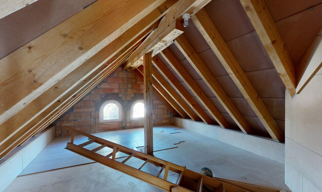 détails avec attic, attic / basement / garage, window, inside property, et floor