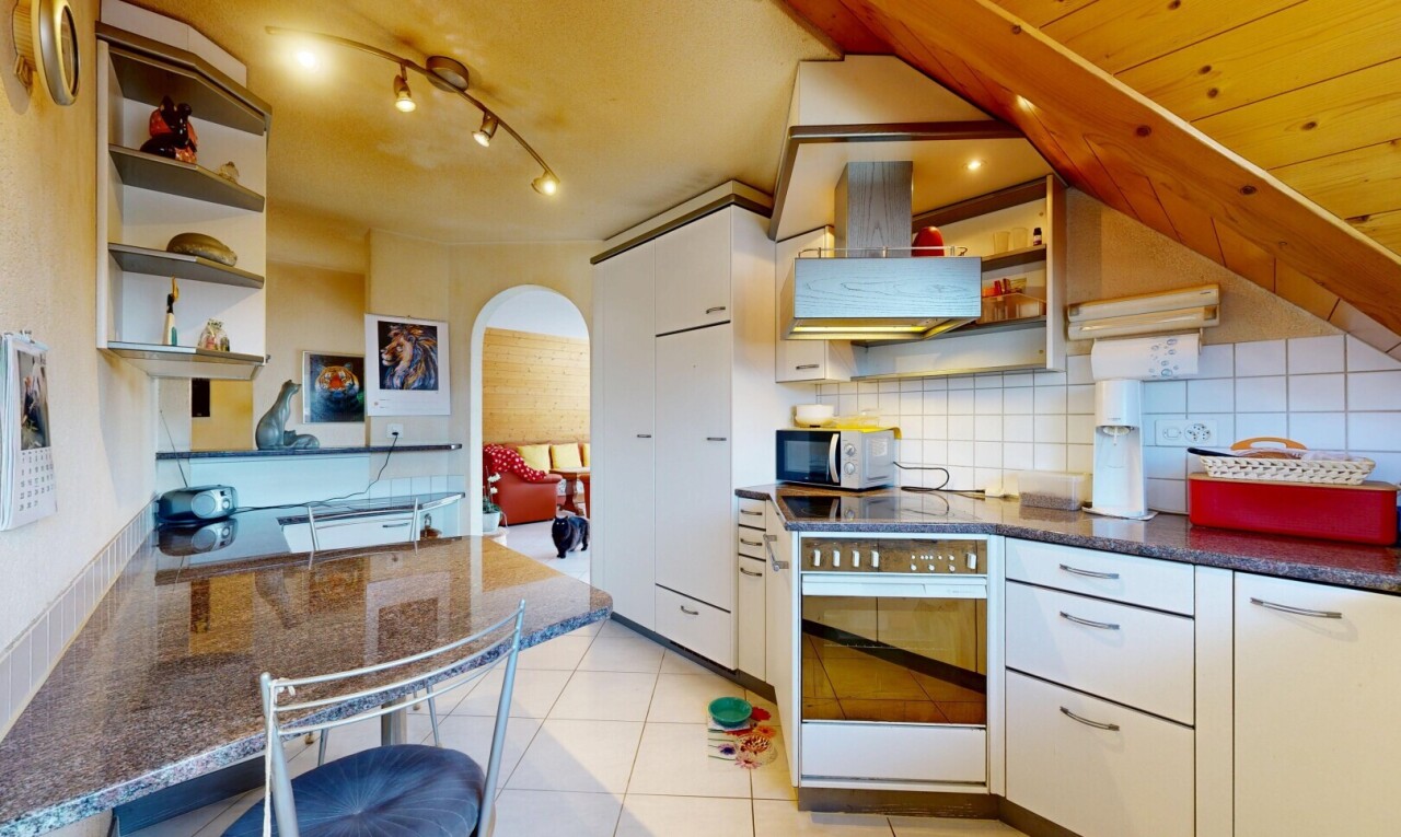cuisine avec étagères ouvertes, open shelves, light floor, dark countertops, et dosseret