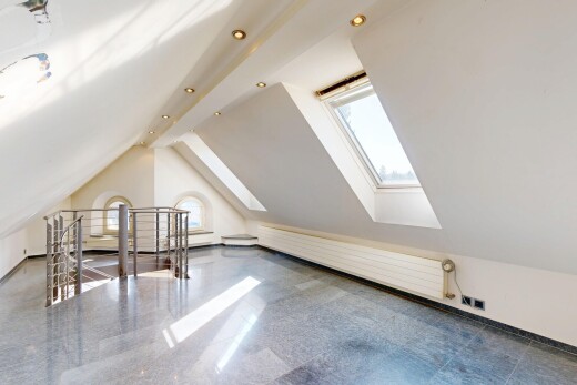 pièce vide avec cloison sèche, drywall, lumière naturelle, natural light, et plafond bas