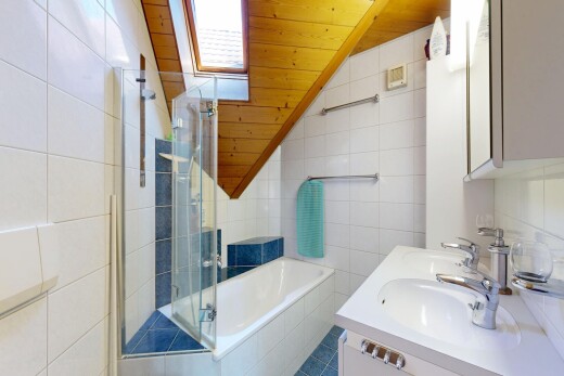 salle de bains avec miroir, tile wall, mur en carrelage, inside property, et wood ceiling