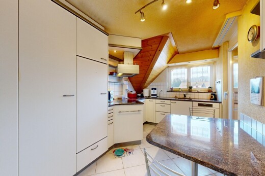 cuisine avec light floor, inside property, dark countertops, hotte, et backsplash