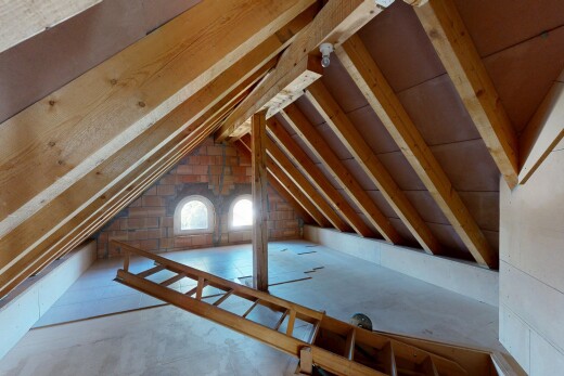 einzelheiten mit attic, attic / basement / garage, window, floor, und inside property