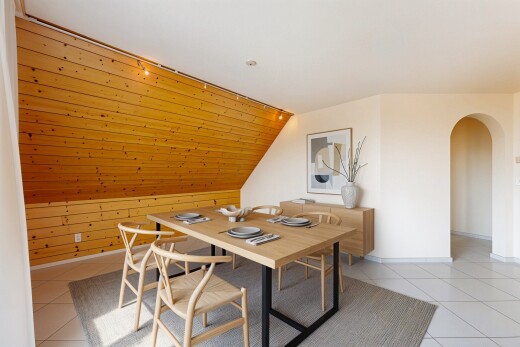 salle à manger avec vaulted ceiling, plafond voûté, passages en arc, drywall, et cloison sèche