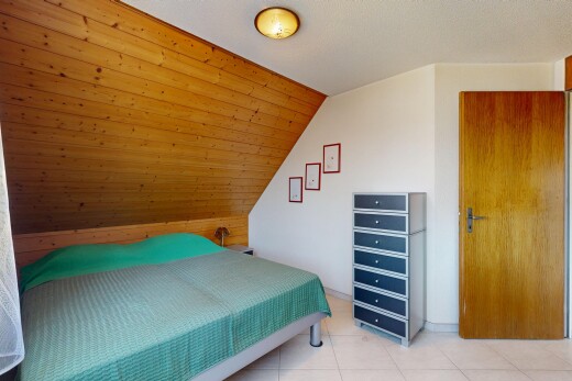 zimmer / schlafzimmer mit dachschräge, vaulted ceiling, zusätzliches zimmer, gipskartonwand, und drywall