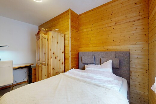 zimmer / schlafzimmer mit holzwand, wood wall, inside property, gipskartonwand, und drywall