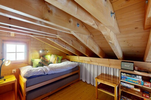 zimmer / schlafzimmer mit holzwand, wood wall, holzfußboden, wood finish floor, und inside property