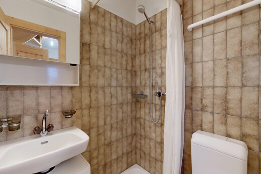 bad mit spiegel, toilette, dusche, inside property, und komplettes badezimmer