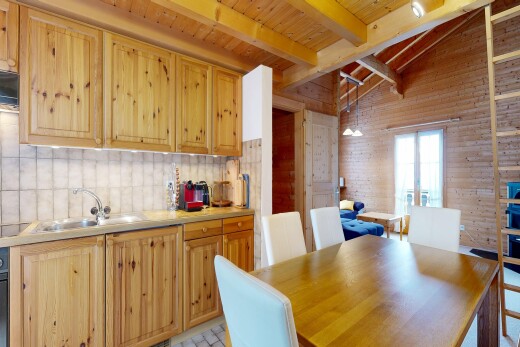 esszimmer mit beamed ceiling, balkendecke, inside property, light floor, und natural light