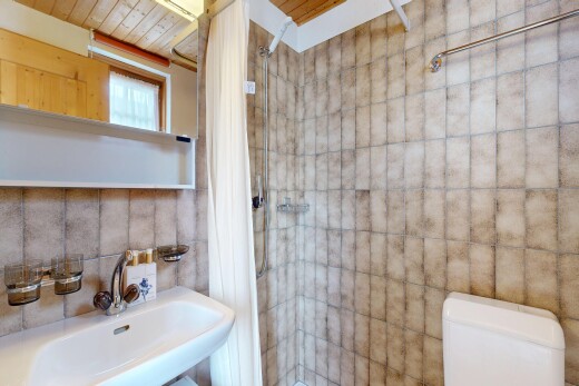 bad mit inside property, waschbecken, dusche, toilette, und komplettes badezimmer