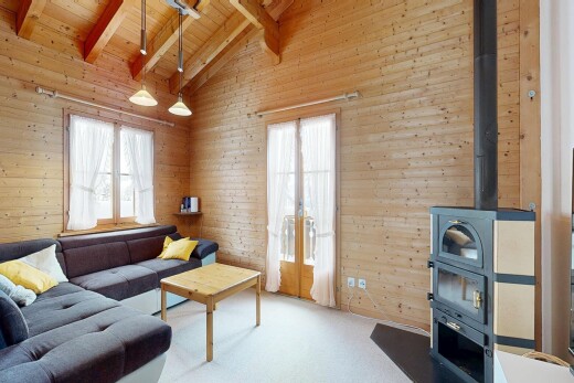 wohnzimmer mit beamed ceiling, balkendecke, wood ceiling, holzdecke, und inside property