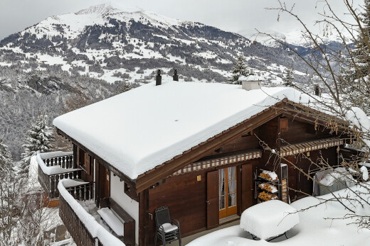 außenansicht mit snow, overcast, blick auf die berge, mountain view, und property visible