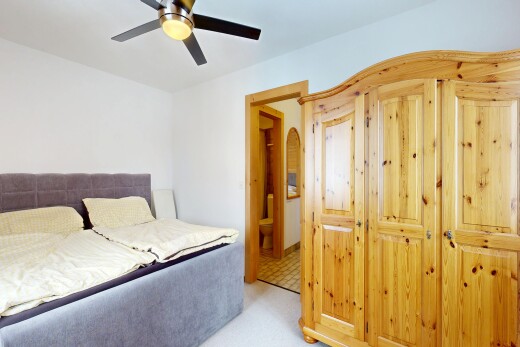 zimmer / schlafzimmer mit gipskartonwand, drywall, inside property, teppich, und carpet