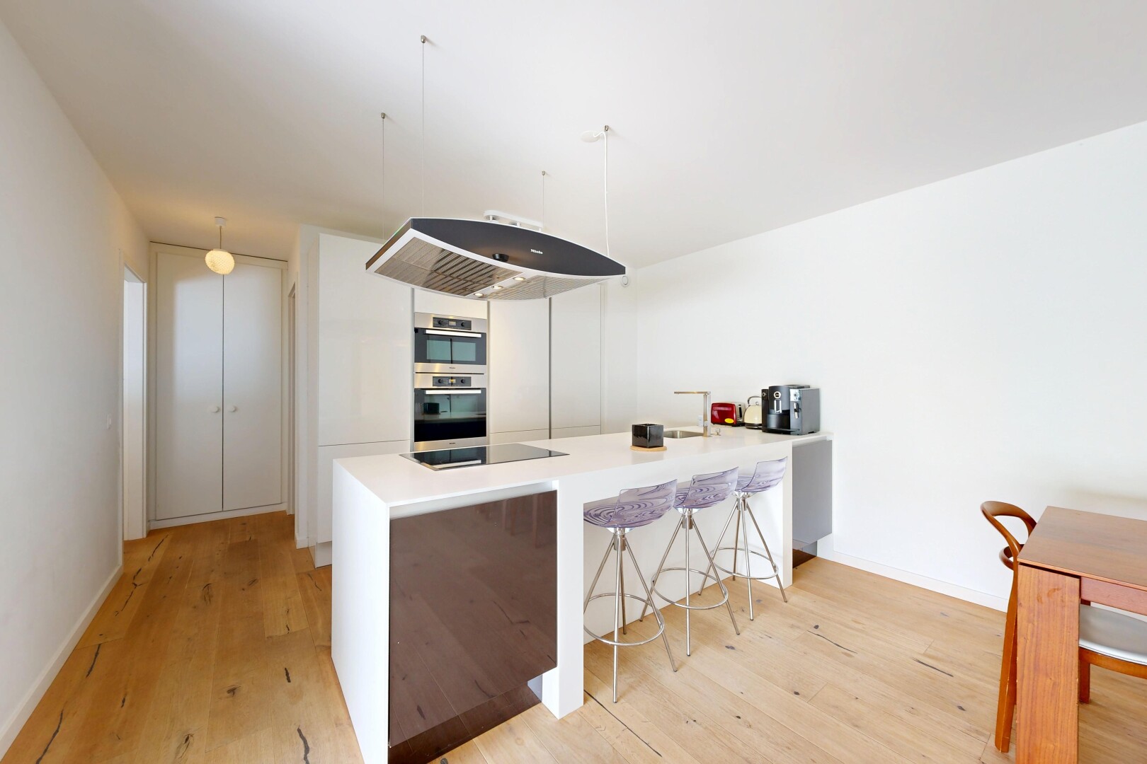cuisine avec waterfall edge countertops, light countertops, péninsule de cuisine, kitchen peninsula, et bar de cuisine
