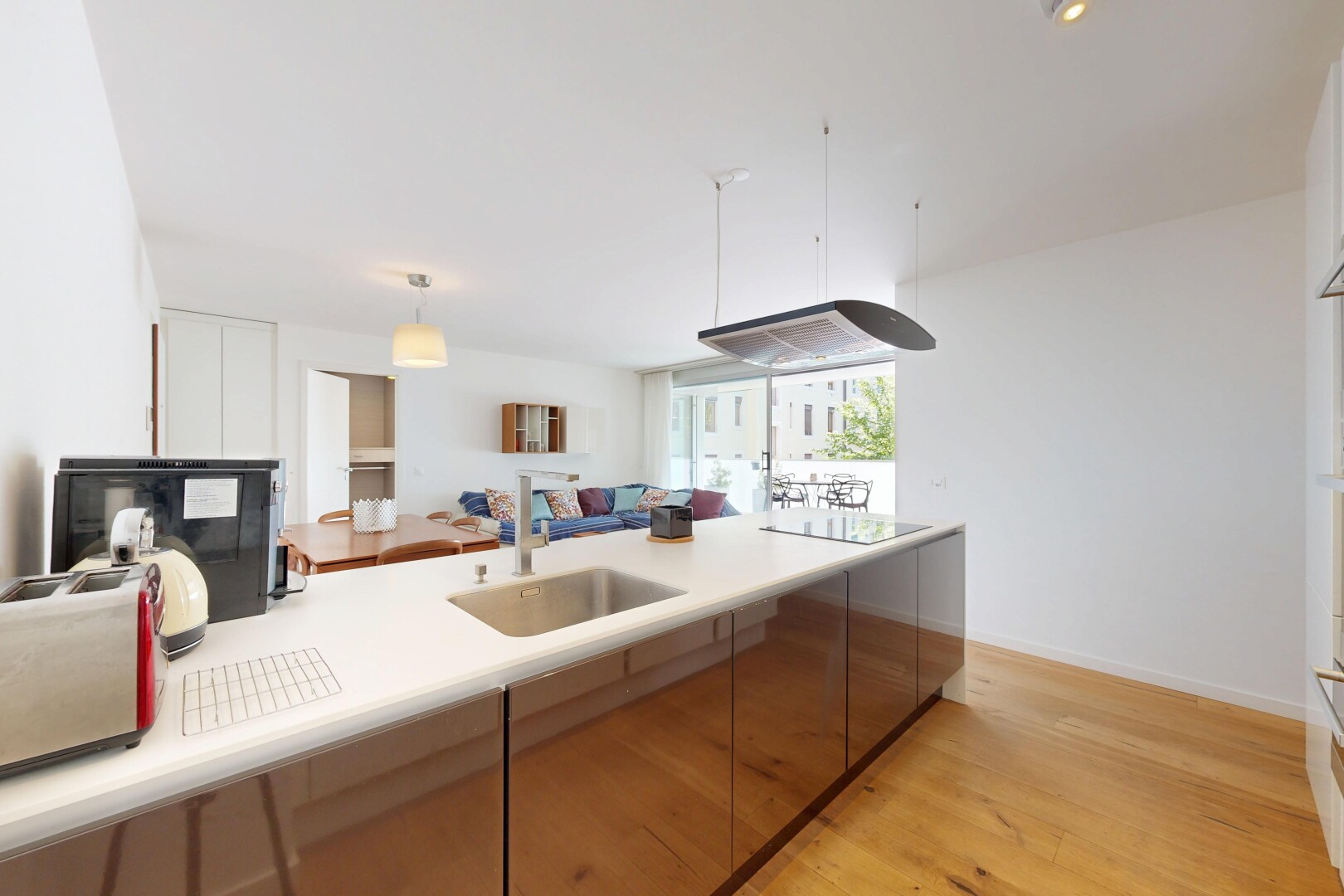 cuisine avec ouvert sur l'espace de vie, opens to living area, plans de travail, light countertops, et inside property