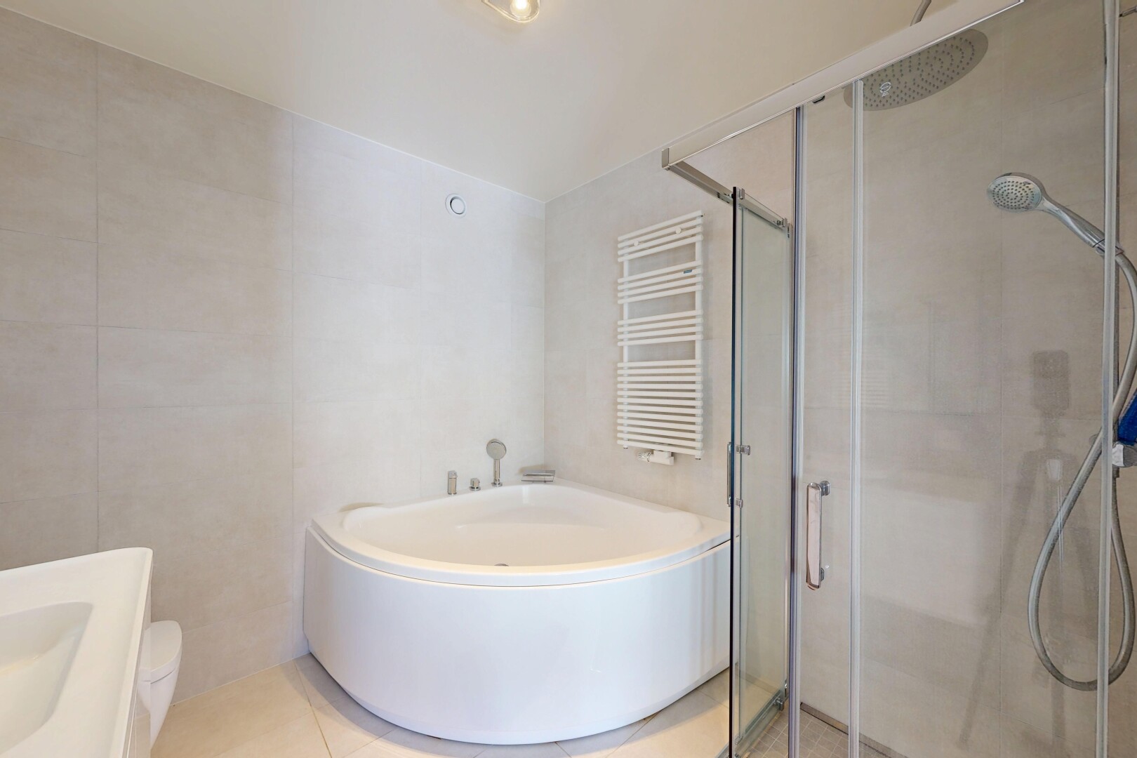 salle de bains avec chauffe-serviettes, salle de bain complète, radiateur, douche, et inside property