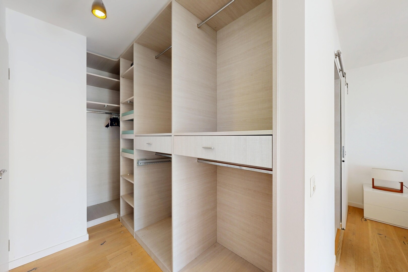 dressing avec light floor, wood finish floor, et sol en finition bois