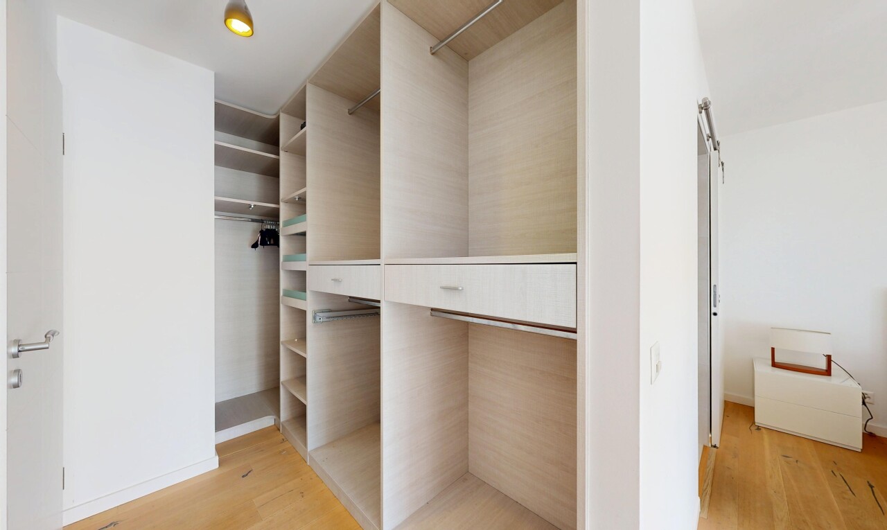 dressing avec light floor, wood finish floor, et sol en finition bois