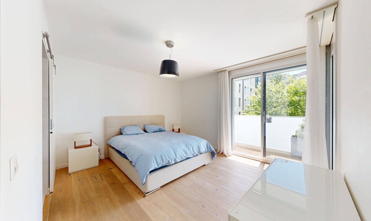 chambre avec inside property, sol en finition bois, wood finish floor, accès à l'extérieur, et cloison sèche