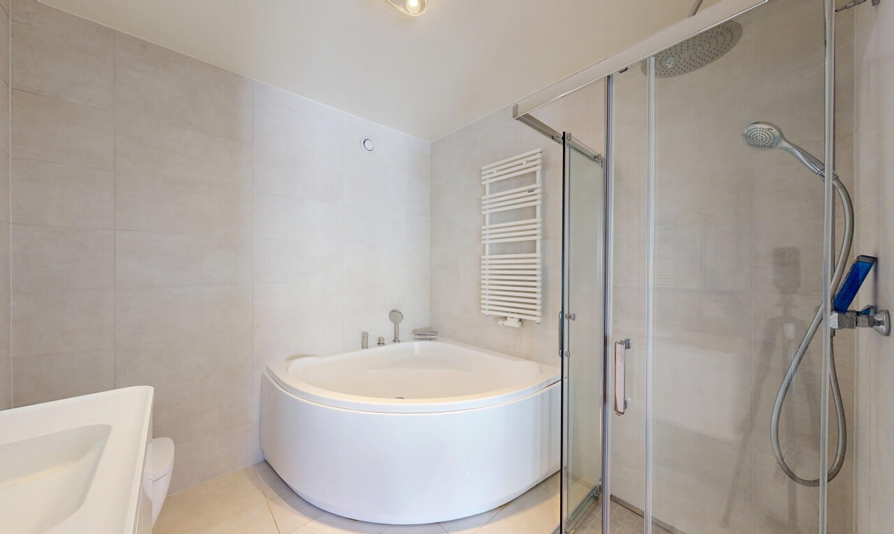 salle de bains avec chauffe-serviettes, salle de bain complète, radiateur, douche, et inside property