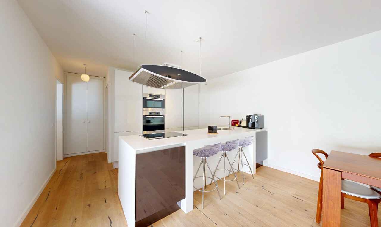 cuisine avec waterfall edge countertops, light countertops, péninsule de cuisine, kitchen peninsula, et bar de cuisine