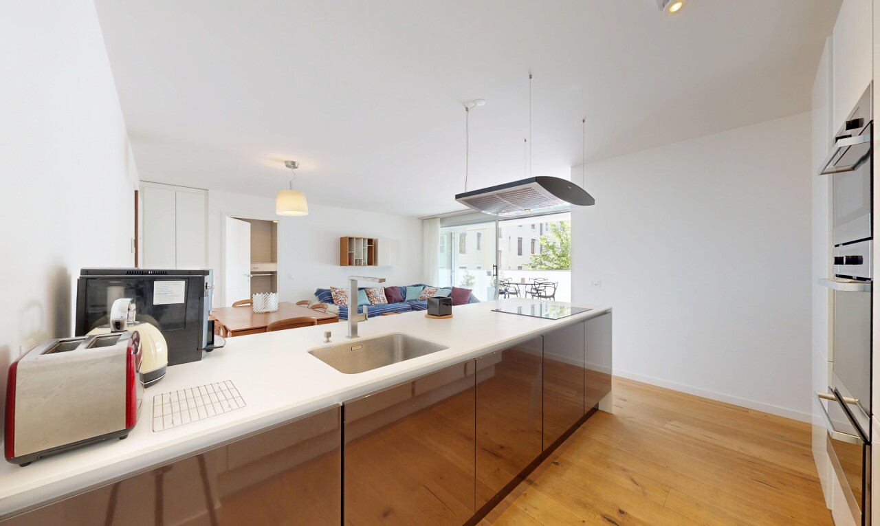 cuisine avec ouvert sur l'espace de vie, opens to living area, plans de travail, light countertops, et inside property